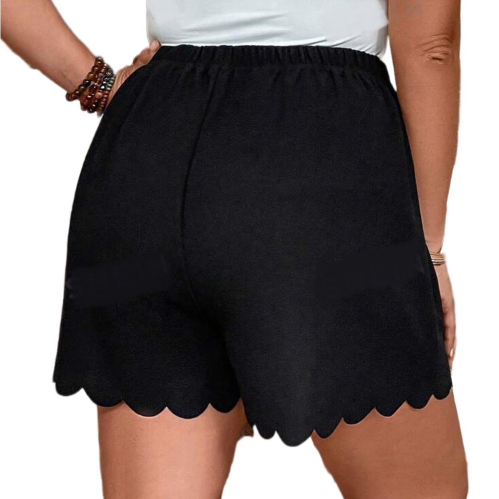 🌻
PLUS Scallop Hem Shorts 🖤 - Picture 2 of 5
